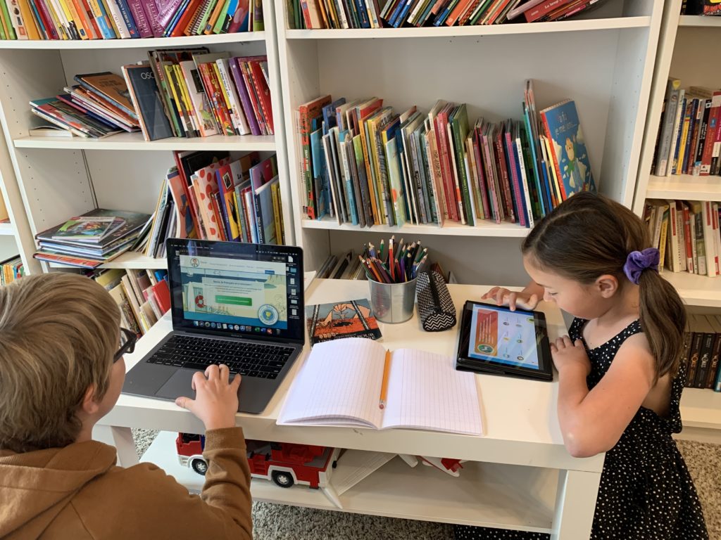 Des enfants en train d'apprendre sur Savio.fr