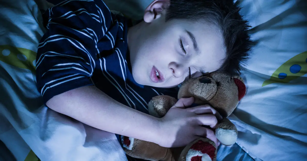 un enfant en train de dormir