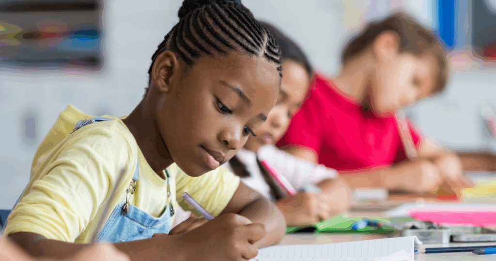 Jeune fille en train d'écrire